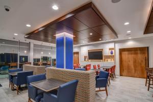 uma área de jantar com mesas e cadeiras num hospital em Holiday Inn Express - Fort Walton Beach Central, an IHG Hotel em Fort Walton Beach