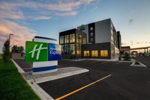 レスブリッジにあるHoliday Inn Express - Lethbridge Southeast by IHGの前に看板がある建物