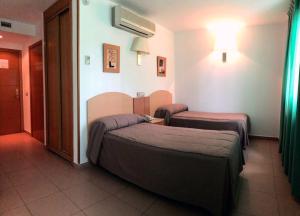 - une chambre d'hôtel avec 2 lits dans l'établissement Hostal El Arco, à Mejorada del Campo