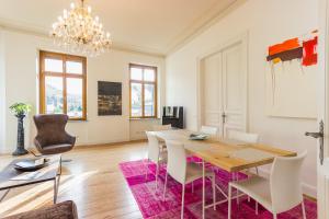 - une salle à manger avec une table et des chaises dans l'établissement FEWO Schieferjuwel 1 OG Weingut CA-Haussmann, à Traben-Trarbach