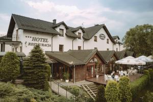 a view of the hotel reichenstein from the garden at Przystań nad Sołą in Bielany