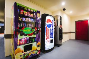 einen Verkaufsautomaten mit Soda und Snacks auf dem Zimmer in der Unterkunft Palace Inn TX-249 in Houston