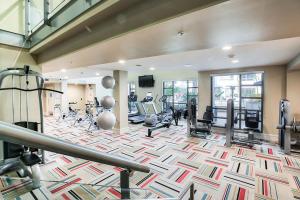 um ginásio com passadeiras e equipamento cardiovascular num edifício em Central Apartment em Los Angeles