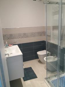 y baño con aseo, lavabo y ducha. en B&B TRA CIELO e MARE en Pietra Ligure