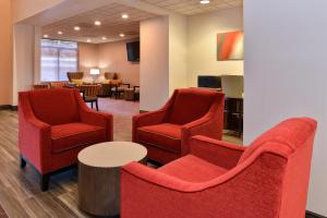 una sala de espera con sillas rojas y una mesa en Holiday Inn Express Portland West/Hillsboro, an IHG Hotel, en Hillsboro