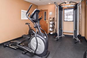 um quarto com ginásio e bicicleta ergométrica em Holiday Inn Express Lewisburg - New Columbia, an IHG Hotel em New Columbia