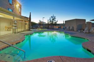 The swimming pool at or close to Holiday Inn Express Hotel & Suites Nogales, an IHG Hotel