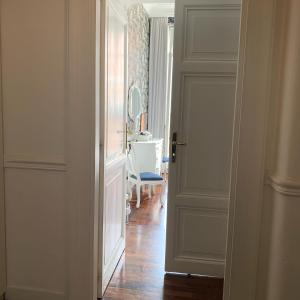 uma porta aberta que leva a um quarto com uma secretária em B&b Querini em Roma