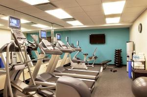 - une salle de sport avec tapis de course et vélos elliptiques dans l'établissement Holiday Inn Express - Times Square South, an IHG Hotel, à New York