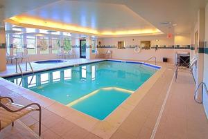 Holiday Inn Express Hotel & Suites Medford-Central Point, an IHG Hotel tesisinde veya buraya yakın yüzme havuzu