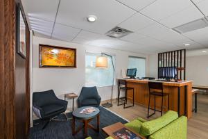 TV a/nebo společenská místnost v ubytování Holiday Inn Express Peoria North - Glendale by IHG