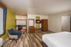 TV a/nebo společenská místnost v ubytování Holiday Inn Express Peoria North - Glendale by IHG