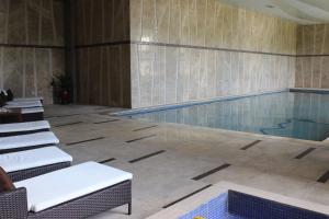 Bazén v ubytování Holiday Inn Mudanjiang by IHG nebo v jeho okolí