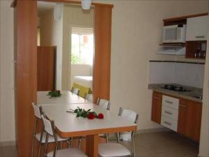 eine Küche mit einem Tisch und Stühlen im Zimmer in der Unterkunft Serra Park Apart in Rio Quente