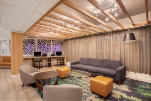 Posezení v ubytování Holiday Inn & Suites Parsippany Fairfield by IHG