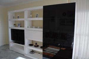 TV at/o entertainment center sa Costa Quebrada Residencial 1