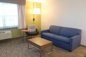 Posezení v ubytování Holiday Inn Express & Suites Camarillo by IHG