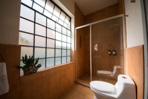 un baño con inodoro y ducha en Casa Montore by Barrio Mexico, en Guadalajara 114 fotos más