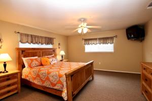 Giường trong phòng chung tại River Run Waterwheel +18 ảnh