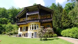 a yellow house with a black roof at Villa Liliengrund in Eisenach