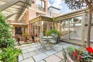 een patio met een tafel en stoelen voor een gebouw bij Gardiner Lodge in Dublin