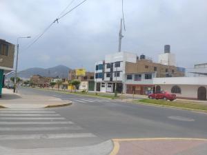 钦博特Hotel Camino Real的一座有楼房的城市里一条空的街道