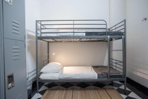 Letto o letti in una camera di Fortel Hostel
