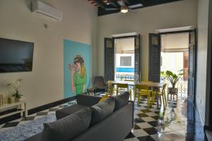 un soggiorno con un divano e un tavolo di Fortel Hostel a San Juan