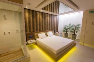 a bedroom with a bed and a shower at MOTEL CLASS in Alagoinhas