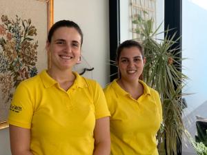 Praia de Santos, Exclusive Villa, Açores في بونتا ديلغادا: امرأتان ترتديان قميصًا أصفرًا تلتقطان صورة +25 صورة