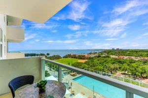 un balcón con vista al mar en iCoconutGrove - Luxurious Vacation Rentals in Coconut Grove, en Miami 67 fotos más
