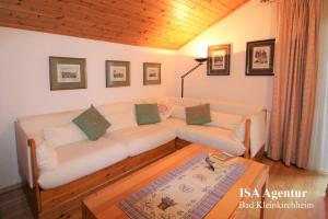 un salon avec un canapé blanc et une table dans l'établissement Apartment KATHREIN ski & spa, à Bad Kleinkirchheim