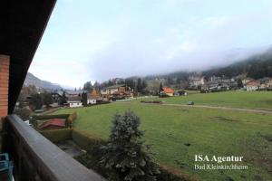 - une vue sur un champ verdoyant avec une ville dans l'établissement Apartment KATHREIN ski & spa, à Bad Kleinkirchheim