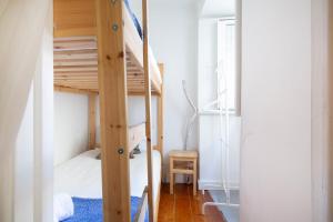 een kleine kamer met een stapelbed en een ladder bij Alfama Apartment in Lissabon