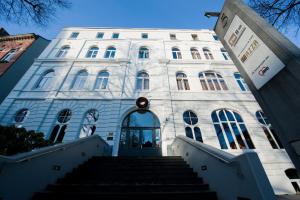 ein weißes Gebäude mit einer Treppe davor in der Unterkunft YoHo - The Young Hotel in Hamburg