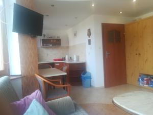 a living room with a table and a kitchen at Apartament Super Karpacz in Karpacz +13 photos