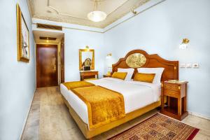 Postel nebo postele na pokoji v ubytování Imperial Palace Classical Hotel Thessaloniki