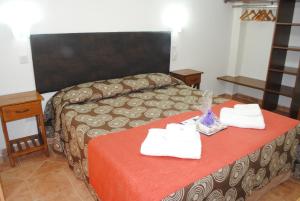 Una cama o camas en una habitación de Ayuntunhue Apart Hotel