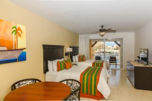 Postel nebo postele na pokoji v ubytování Hotel Tesoro Los Cabos