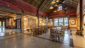 En restaurang eller annat matställe på The Headwaters Eco Lodge