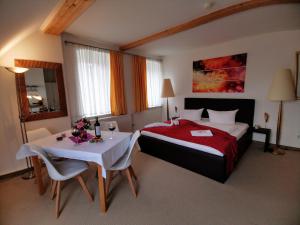 ein Hotelzimmer mit einem Bett und einem Tisch in der Unterkunft Apartments Fichtelberger Blick in Kurort Oberwiesenthal