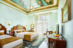 Postel nebo postele na pokoji v ubytování Imperial Palace Classical Hotel Thessaloniki