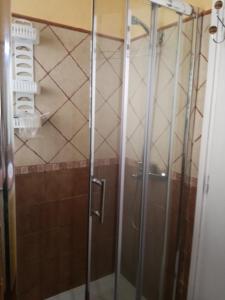 een douche met een glazen deur in de badkamer bij Casa La Palomera 1 in Valle Gran Rey