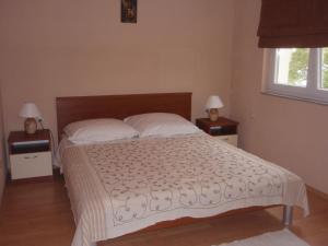 Postel nebo postele na pokoji v ubytování Apartments Žana - Ground floor Apartments with sea view