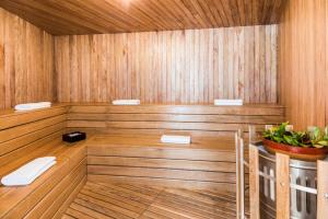 a sauna with wooden walls and a wooden floor at Travelers Rio Verde Living Suites in Rionegro
