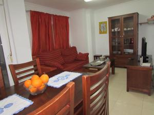 加魯查的住宿－Garrucha Apartment，客厅配有桌子和沙发