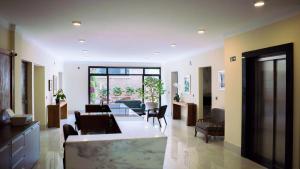 - un salon avec un canapé, une table et des chaises dans l'établissement Hotel Casa Alfredo, à Socorro