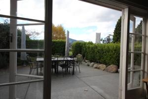 ハンマー・スプリングスにある3 Woodbank Roadの家の中のパティオ(テーブル、椅子付)