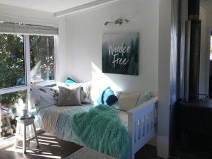 een slaapkamer met een bed met een groene deken erop bij 9 Alpine Avenue in Hanmer Springs