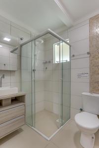 uma cabina de duche em vidro numa casa de banho com WC em Pousada Tissiano em Florianópolis